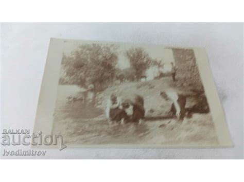 Снимка Три млади жени си мият краката в реката Стари снимки Изделия от хартия balkanauction