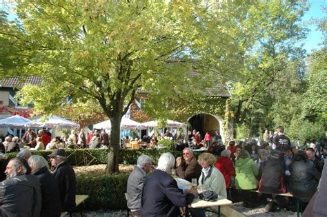 Unser haus ist dabei nur 20 minuten zu den zentren von düsseldorf und köln entfernt und liegt in der nähe der a3 abfahrt langenfeld / solingen. Zünftiges Oktoberfest im Burghof von Haus Graven ...