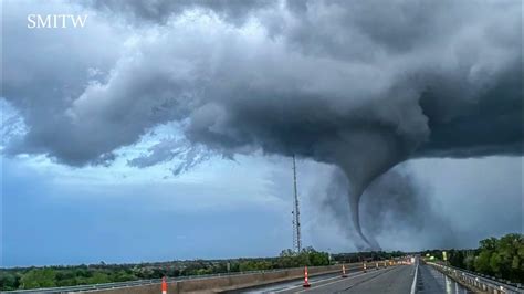 Terrifying Moment A Giant Tornado Hit Mullica Hill New Jersey Youtube