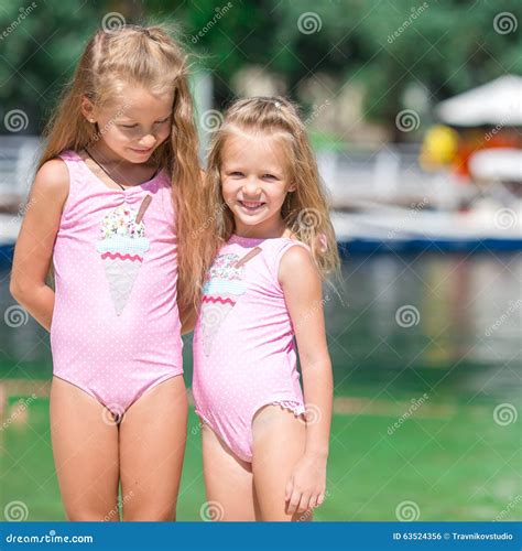 förtjusande små flickor som har gyckel under stranden arkivfoto bild av avkoppling folk 63524356