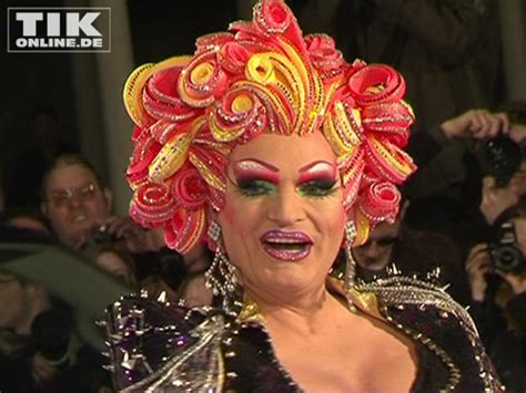 Drag queen makeup fand ich schon immer faszinierend und marvyn macnificent hat mir den drag queen makeup look verpasst. Drag Queen Olivia Jones war ein Blickfang in ihrem Kostüm ...