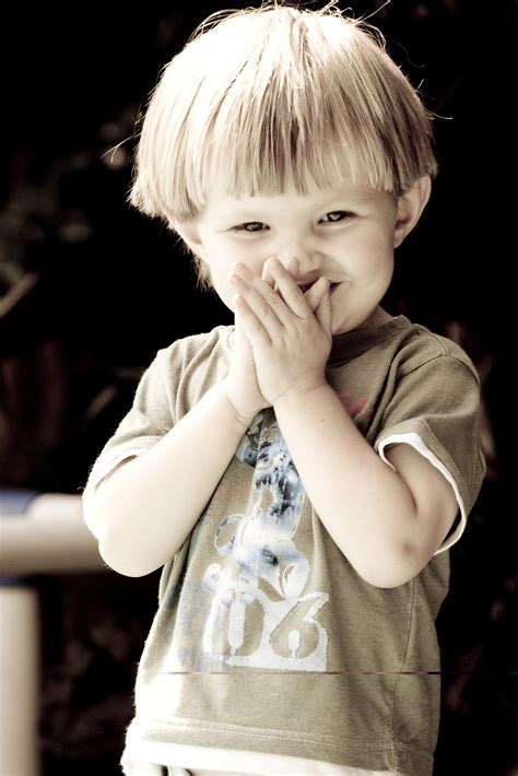 フリー画像 人物写真 子供ポートレイト 外国の子供 少年 男の子 笑顔 スマイル セピア 画像素材なら！無料・フリー写真素材のフリーフォト