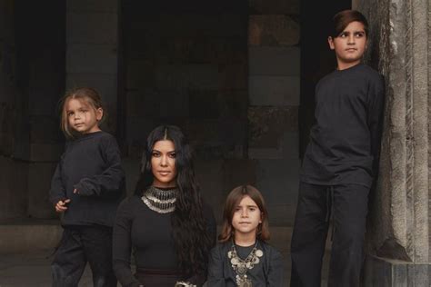 En Medio Del Racismo Kourtney Kardashian Ense Ar A Sus Hijos Sobre El