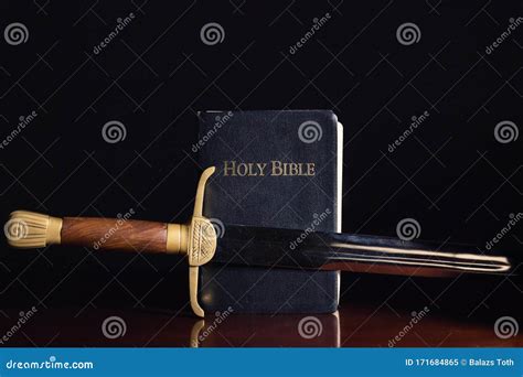 La Santa Biblia Con La Espada Antigua Imagen De Archivo Imagen De
