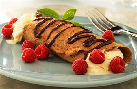 This is a snap to make, it's easy on the waistline and amazingly delicious! Chocolate yogurt-berry wraps with raspberry sauce | Yogurt ...