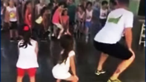 Meninas São Arremessadas Pelo Carro Dançando No Meio Na Estrada