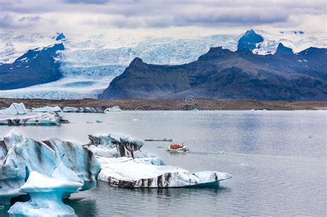 Une Excursion En Bateau Amphibie Navigue Parmi Les Gigantesques Icebergs Dans Le Paysage