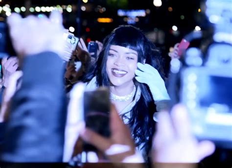 Rihanna Swarmed By Her Fans In Goodnight Gotham Music Video