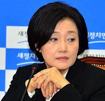 이 문서는 이름은 같지만 다른 사람을 일컬을 때에 쓰이는 동명이인 문서 입니다. 손석희, 박영선 선대위원장에 방송 중 한다는 말이...'헉' - 이투데이