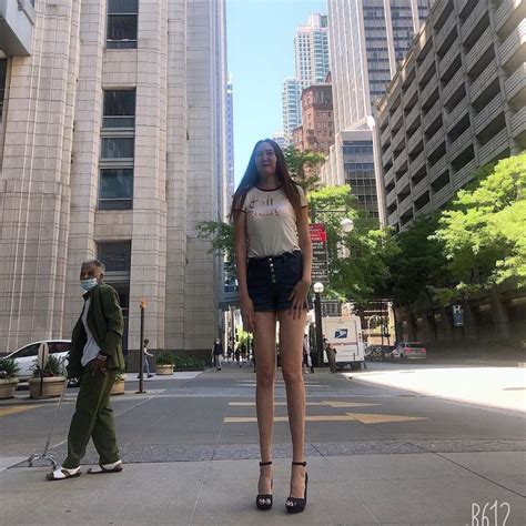 Esta mujer tiene las piernas más largas del mundo