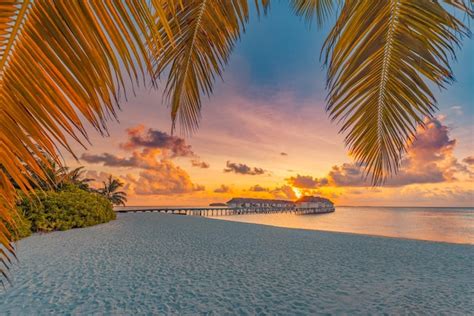 Por Do Sol Tranquilo Da Praia Nas Maldivas Ilha De Praia Paradisíaca