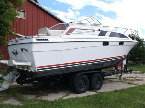 Bayliner walk around console trophy fishing boat 1988. Bayliner 1984 for sale for $3,495 - Boats-from-USA.com