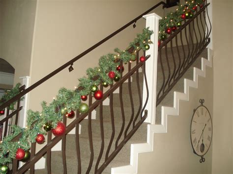 The replica garland uses our classic blend of colours which guarantee a realistic and true look of classic christmas live pine branches. Do it Yourself Duo: garland banister revamped
