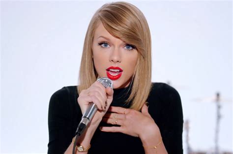 Delaware Police Officer Lip Syncs Taylor Swifts ‘shake It
