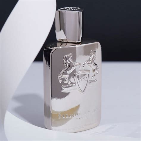 Both powdery and fresh, pegasus stands out for its classic structure of fern warmed by vanilla and creamy almond suffused with a veil of sandalwood. Pegasus Parfums de Marly Eau de Parfum Masculino | GiraOfertas