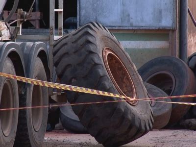 Homem morre após pneu de trator cair sobre ele em borracharia Vítima sentou no pneu que acabou