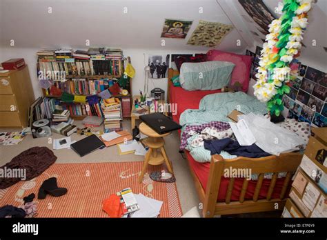 Eine Unordentliche Jugendzimmer Mit Kleidung Büchern Und Besitz über
