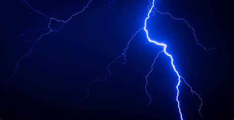 120692 4k Thunderstorm Night Lightning Blue Mocah Hd Wallpapers