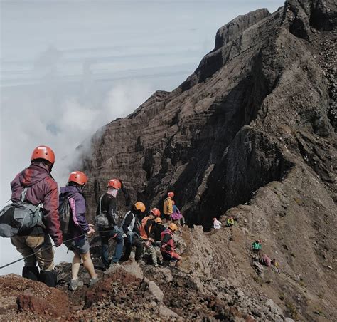 Daftar Gunung Di Indonesia Dengan Jalur Pendakian Tersulit