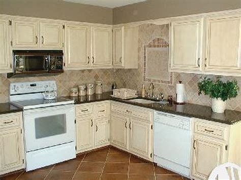 Kitchen cabinet color trends and top paint color ideas & pictures • let's take a look at the most popular kitchen cabinet paint color ideas this year. Cool-Kitchen-Colors-2015-Insight-Inspiring-Subway-Tile ...