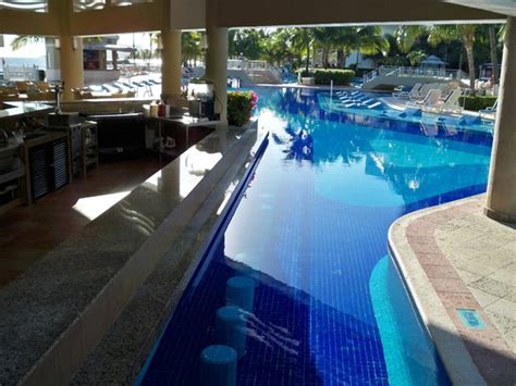 Swim Up Bar Early In The Morning Picture Of Hotel Riu Caribe Cancun Tripadvisor