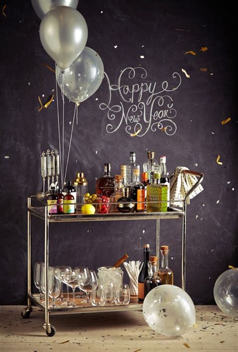 French decorators suggest to select one of nature inspired, bright and festive party decorating themes for new year's eve or special occasions in winter and create simple and elegant. Glam Party Decor for a New Year's Eve!