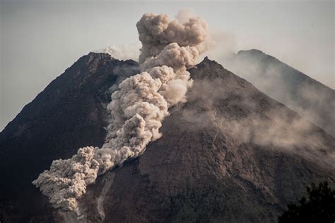 Indonésie Le Volcan Merapi Entre En éruption