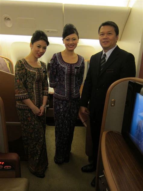 Cabin crew can be ranked for service and politeness but the best cabin crew in the world is between qatar airways and singapore, not emirates. Singapore Airlines Pursers cabin crew | Singapore airlines ...