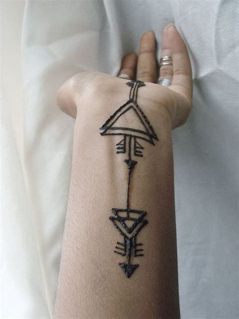 You can step out of the crowd when you use the henna tattoo to make that bold statement that you have always wanted to tell the world and you were not able to do that. 18 Henna Wrist Tattoos That Are Very Cute - Styleoholic