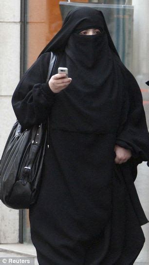 Naomi Oni Victorias Secret Worker Scarred For Life When Niqab Wearing