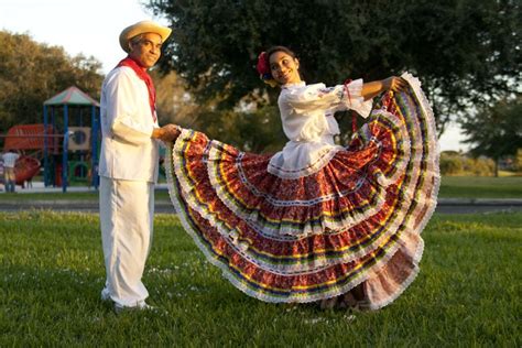 barranquilla colombia colombian girls folkloric dress colombian culture