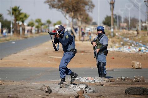 Ausschreitungen In Südafrika Regierung Schickt Soldaten Nach Johannesburg Zürcher Unterländer