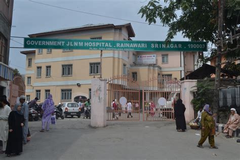 Loc Trade Row Traders Protest In Srinagar Demanding Revocation Of The Suspension Order