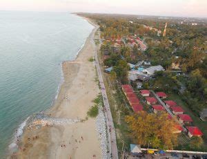 Resort pantai cahaya bulan (pcb) echoes with history. Pantai Cahaya Bulan | Jom Terokai Keindahan Pantai Popular ...