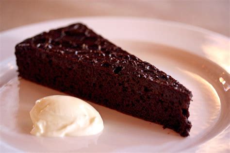 La torta al cioccolato da preparare con il bimby, la cui ricetta è semplicissima grazie al supporto del famoso robot da cucina, è un dolce adatto a soddisfare diverse esigenze. 2 modi diversi per preparare la torta al cioccolato Bimby ...