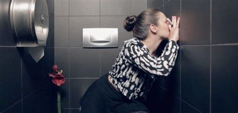 Sie masturbiert und fickt auf der öffentlichen Toilette Telegraph