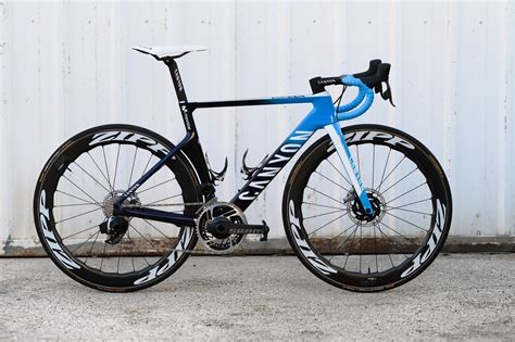 Gute aerodynamik ist zwar mess. WorldTour Bikes 2020: Movistar Canyon Aeroad CF - 2020 mit ...