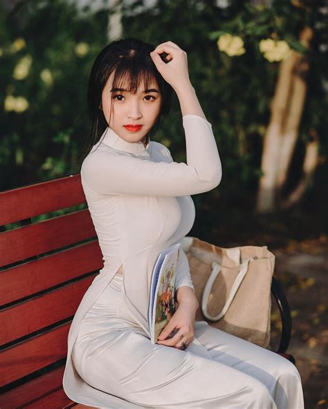 Nữ sinh Việt vừa tuổi 18 nổi tiếng nhờ mặc áo dài trắng ôm sát tôn dáng