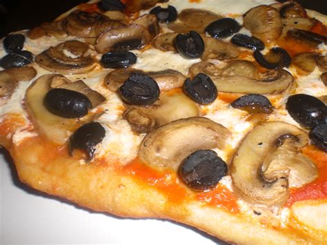 Per Lamore Di Cibo Mushroom And Black Olive Pizza