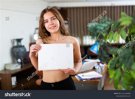 Nude Girl Covers Her Breasts Ream Foto Stock Shutterstock