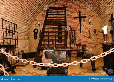 de kamer van de inquisitiemarteling oude middeleeuwse martelingskamer met vele pijnhulpmiddelen
