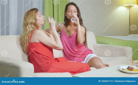 Zwei Lesben Trinken Wein Und Pflegen Sich Gegenseitig Sitzen Auf Einem Sofa Im Wohnzimmer