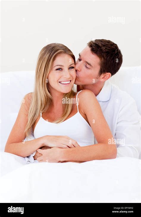 Liebevoller Mann Küsst Seine Frau Sitzt Auf Bett Stockfotografie Alamy