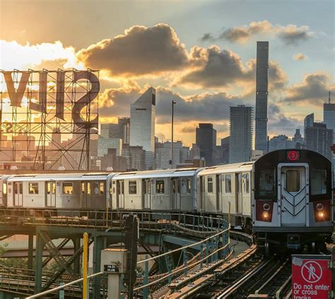 7 subway train on the elevated platform in queens with the manhattan skyline in the background