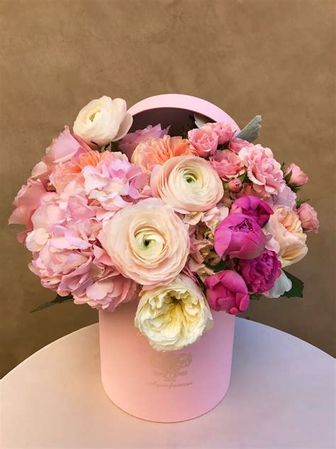 Jede flowerbox stellen wir ihnen in liebevoller handarbeit vor dem versand individuell zusammen. Couture de Fleur Hat Box with Spring Blooms (Med) in ...