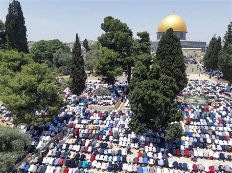باحات الأقصى عامرة بالمصلين من جميع أنحاء فلسطين في ظل دعوات بعدم مغادرة المسجد لكسر وفي إطار مخططاتها لتهويد مدينة القدس المحتلة وإفراغها من الوجود الفلسطيني، تصعد قوات الاحتلال منذ بداية شهر رمضان اعتداءاتها على. كونا : اكثر من 260 الف فلسطيني صلوا الجمعة الأخيرة من شهر ...