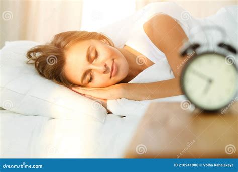 Hermosa Chica Rubia Durmiendo Dulcemente En Dormitorio Soleado En Una