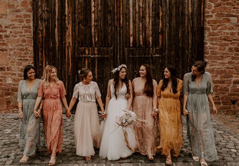 How To Pull Off The Rustic Wedding Theme Ideas Rustic Fall Wedding