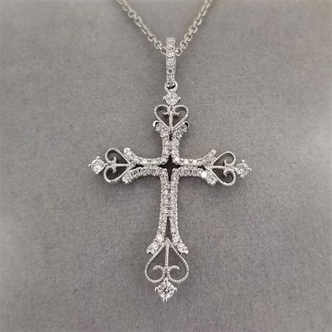 Antique Style Diamond Cross Pendant Necklace In 18kt White Gold 040