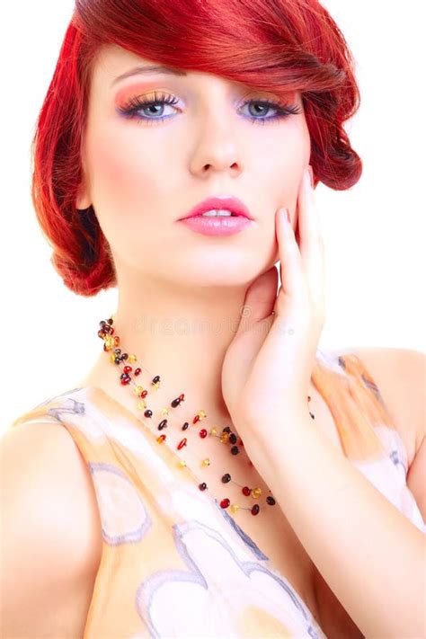retrato del modelo rojo de la hembra del pelo de la belleza imagen de archivo imagen de